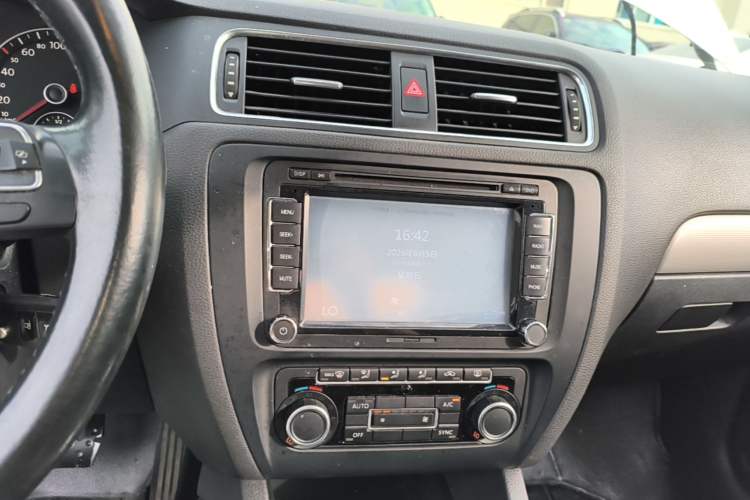 Used Volkswagen Sagitar 2014 Revised Version 1.4TSI Automatic Luxury Edition Audio And AC Panel