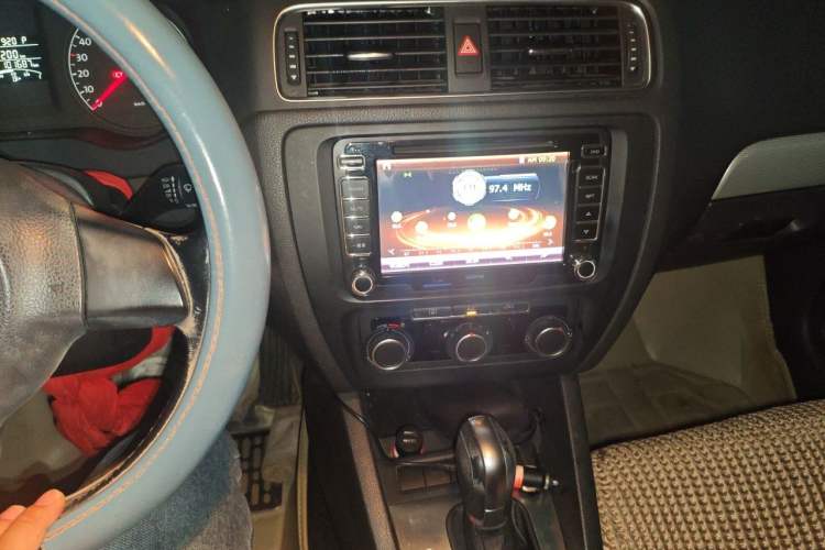 Used Volkswagen Sagitar 2014 1.6L Automatic Comfort Model Audio And AC Panel