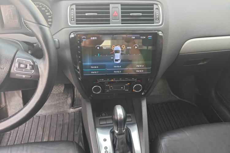 Used Volkswagen Sagitar 2014 1.4TSI Automatic Luxury Model Audio And AC Panel