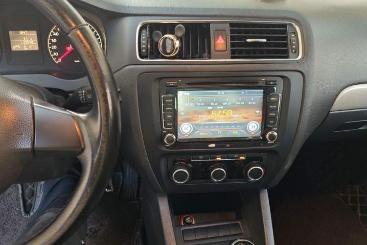 Used Volkswagen Sagitar 2014 Revised Version 1.6L Manual Leading Edition Audio And AC Panel