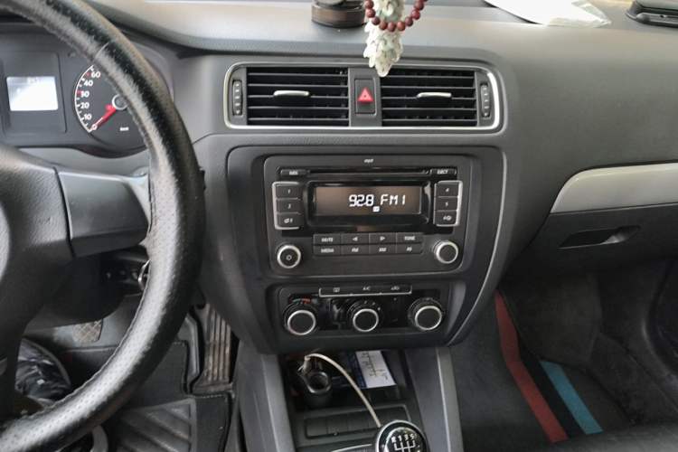 Used Volkswagen Sagitar 2014 Revised Version 1.6L Manual Comfort Edition Audio And AC Panel