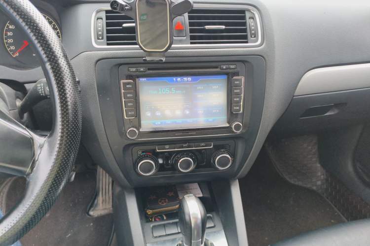 Used Volkswagen Sagitar 2014 Revised Version 1.6L Automatic Comfort Edition Audio And AC Panel
