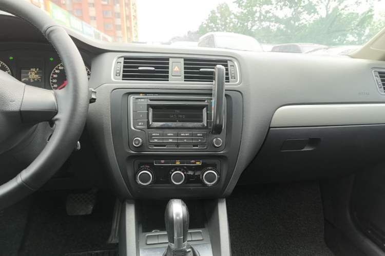 Used Volkswagen Sagitar 2014 Revised Version 1.6L Automatic Comfort Edition Audio And AC Panel