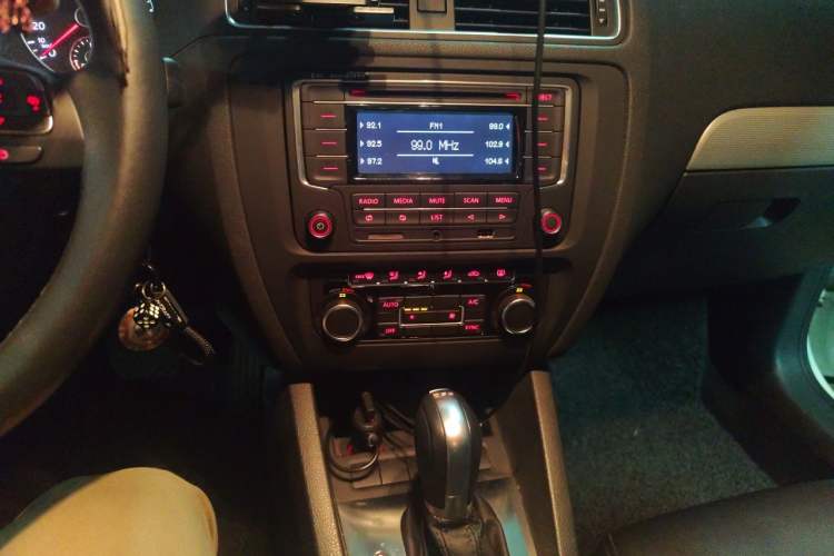 Used Volkswagen Sagitar 2014 1.4TSI Automatic Luxury Model Audio And AC Panel