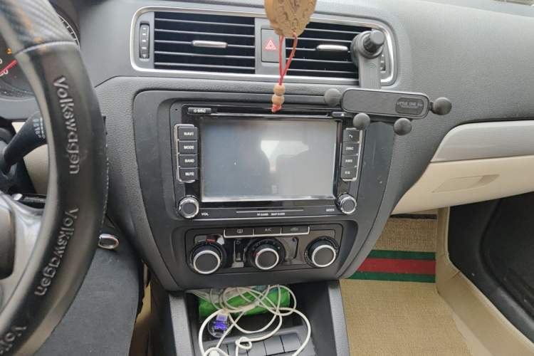 Used Volkswagen Sagitar 2014 Revised Version 1.6L Manual Comfort Edition Audio And AC Panel