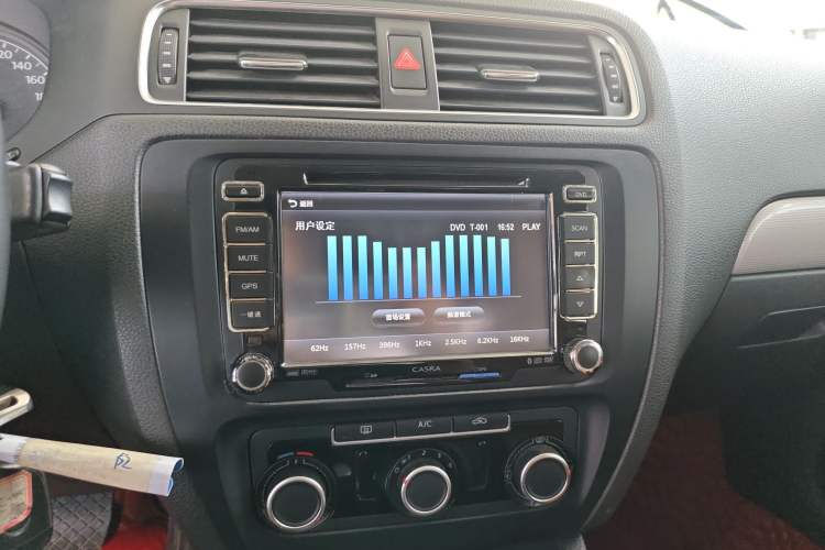 Used Volkswagen Sagitar 2014 Revised Version 1.6L Automatic Comfort Edition Audio And AC Panel