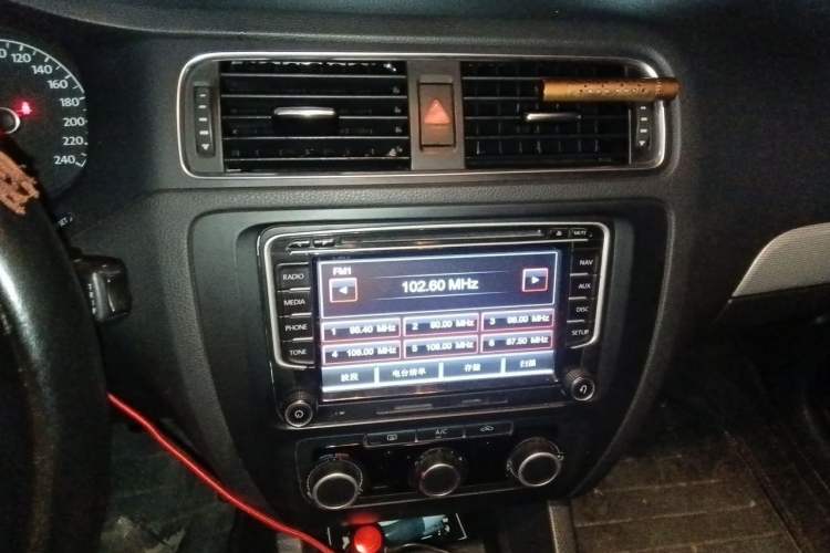 Used Volkswagen Sagitar 2014 Revised Version 1.6L Manual Comfort Edition Audio And AC Panel