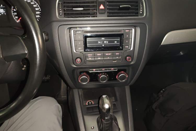Used Volkswagen Sagitar 2014 Revised Version 1.6L Automatic Comfort Edition Audio And AC Panel
