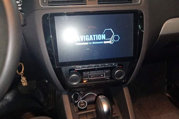 Used Volkswagen Sagitar 2014 Revised Version 1.4TSI Automatic Luxury Edition Audio And AC Panel