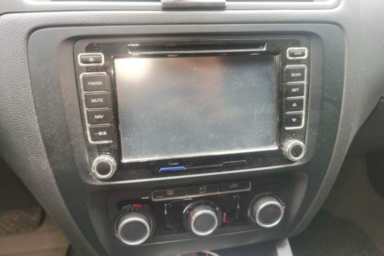 Used Volkswagen Sagitar 2014 1.6L Automatic Comfort Model Audio And AC Panel