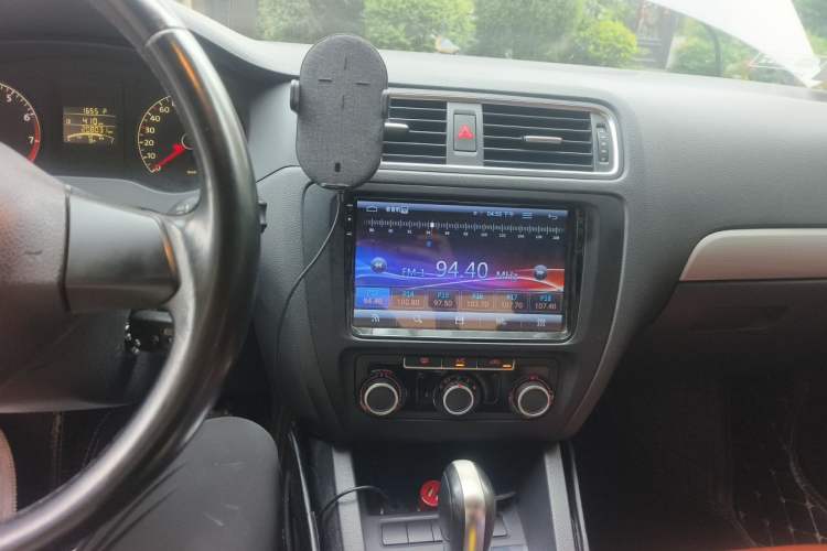 Used Volkswagen Sagitar 2014 Revised Version 1.6L Automatic Comfort Edition Audio And AC Panel