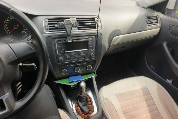 Used Volkswagen Sagitar 2014 1.6L Automatic Comfort Model Audio And AC Panel