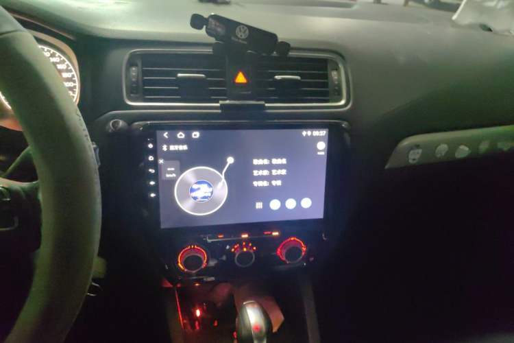 Used Volkswagen Sagitar 2014 1.6L Automatic Comfort Model Audio And AC Panel