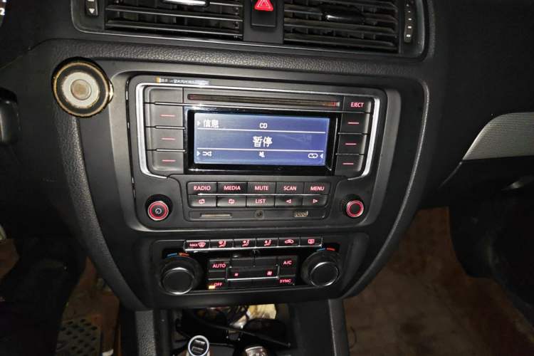 Used Volkswagen Sagitar 2014 1.4TSI Automatic Luxury Model Audio And AC Panel