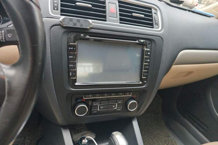 Used Volkswagen Sagitar 2014 Revised Version 1.4TSI Automatic Luxury Edition Audio And AC Panel