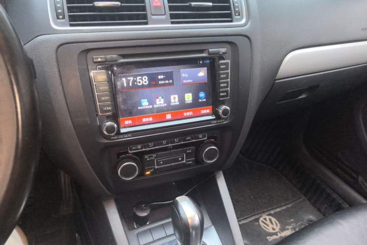 Used Volkswagen Sagitar 2014 1.4TSI Automatic Luxury Model Audio And AC Panel