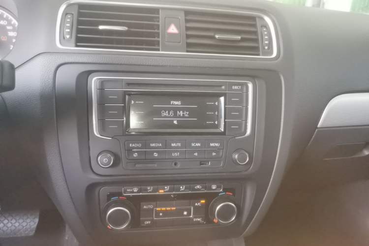 Used Volkswagen Sagitar 2014 Revised Version 1.4TSI Automatic Luxury Edition Audio And AC Panel