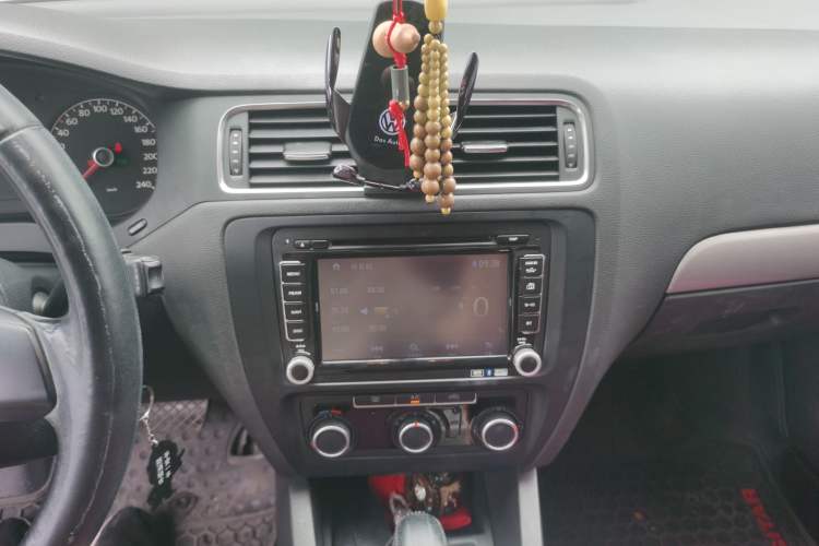 Used Volkswagen Sagitar 2014 Revised Version 1.6L Automatic Comfort Edition Audio And AC Panel