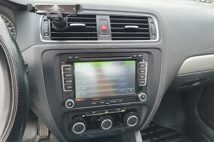 Used Volkswagen Sagitar 2014 Revised Version 1.6L Automatic Comfort Edition Audio And AC Panel