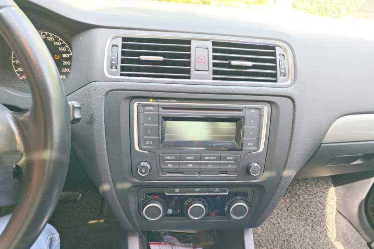 Used Volkswagen Sagitar 2014 Revised Version 1.6L Automatic Comfort Edition Audio And AC Panel