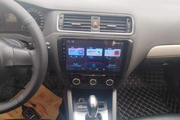 Used Volkswagen Sagitar 2014 1.6L Automatic Comfort Model Audio And AC Panel