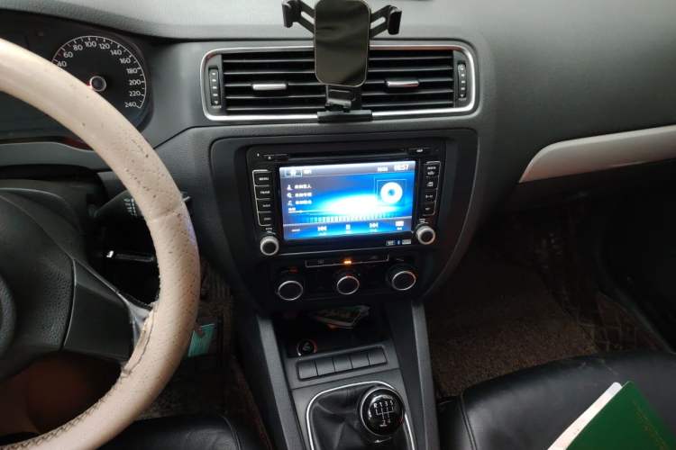 Used Volkswagen Sagitar 2014 1.6L Manual Comfort Model Audio And AC Panel