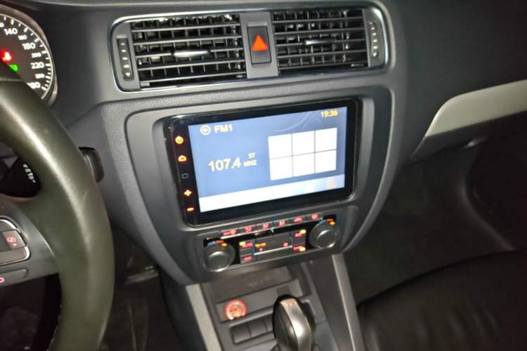 Used Volkswagen Sagitar 2014 Revised Version 1.4TSI Automatic Luxury Edition Audio And AC Panel