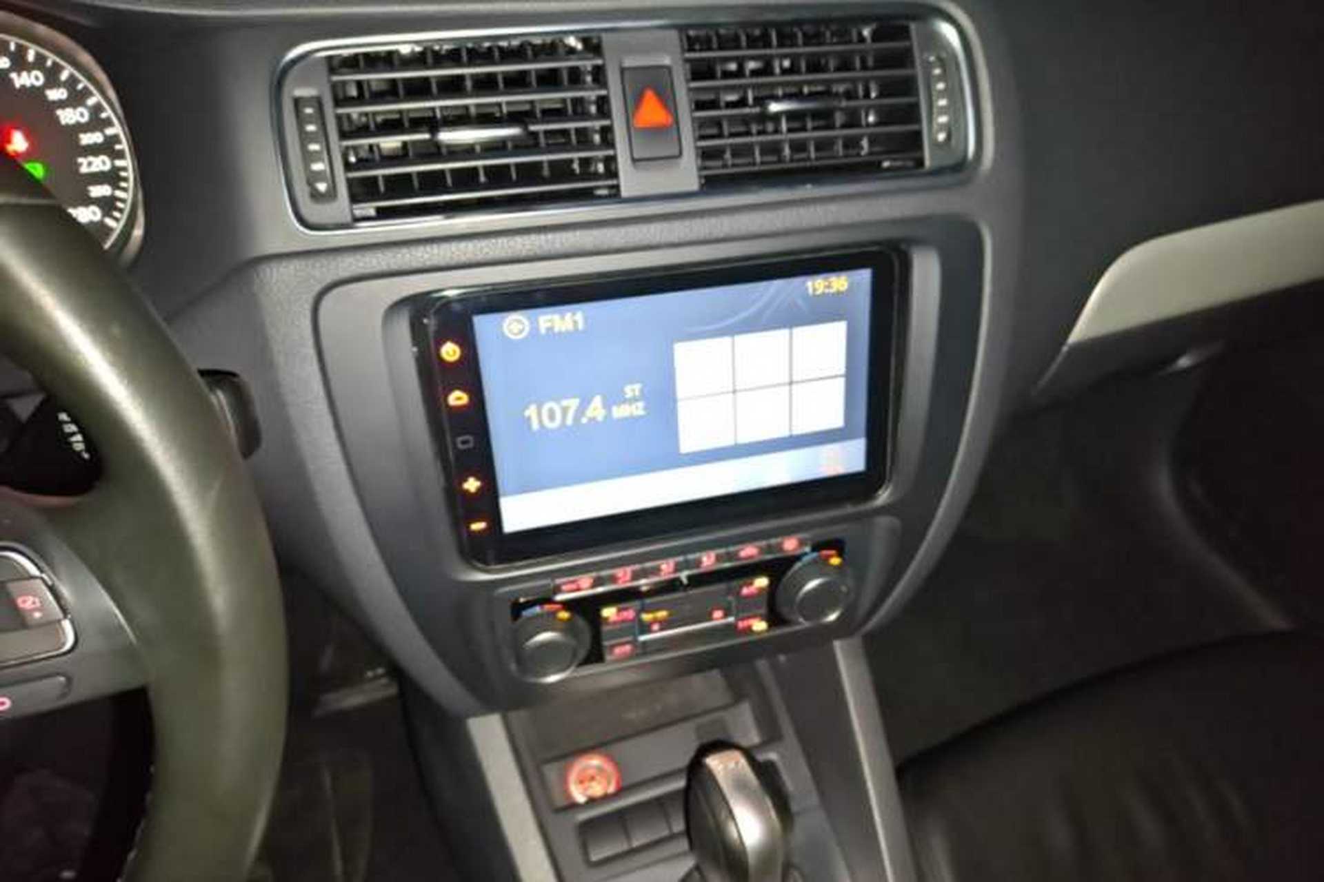 Used Volkswagen Sagitar 2014 Revised Version 1.4TSI Automatic Luxury Edition Audio And AC Panel