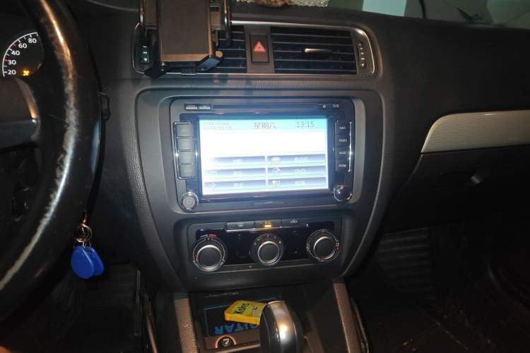Used Volkswagen Sagitar 2014 Revised Version 1.6L Automatic Comfort Edition Audio And AC Panel