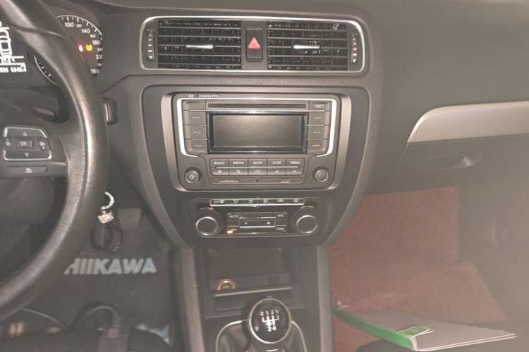 Used Volkswagen Sagitar 2014 Revised Version 1.4TSI Manual Luxury Edition Audio And AC Panel