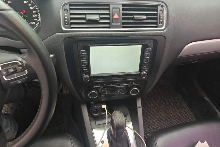 Used Volkswagen Sagitar 2014 1.4TSI Automatic Fashion Edition Audio And AC Panel