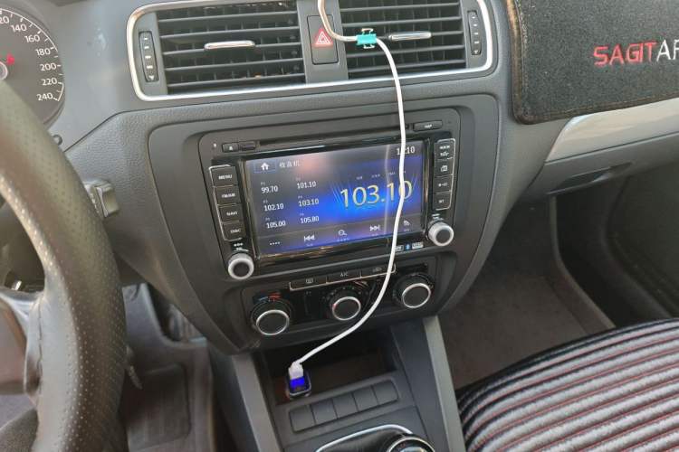 Used Volkswagen Sagitar 2014 1.6L Manual Comfort Model Audio And AC Panel