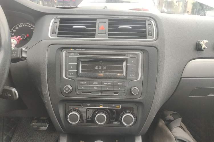 Used Volkswagen Sagitar 2014 Revised Version 1.6L Automatic Leading Edition Audio And AC Panel
