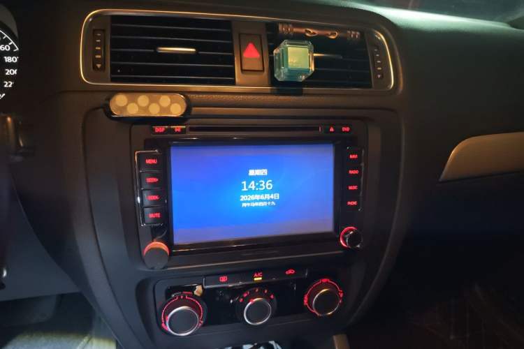 Used Volkswagen Sagitar 2014 Revised Version 1.6L Automatic Comfort Edition Audio And AC Panel
