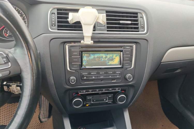 Used Volkswagen Sagitar 2014 Revised Version 1.4TSI Manual Luxury Edition Audio And AC Panel