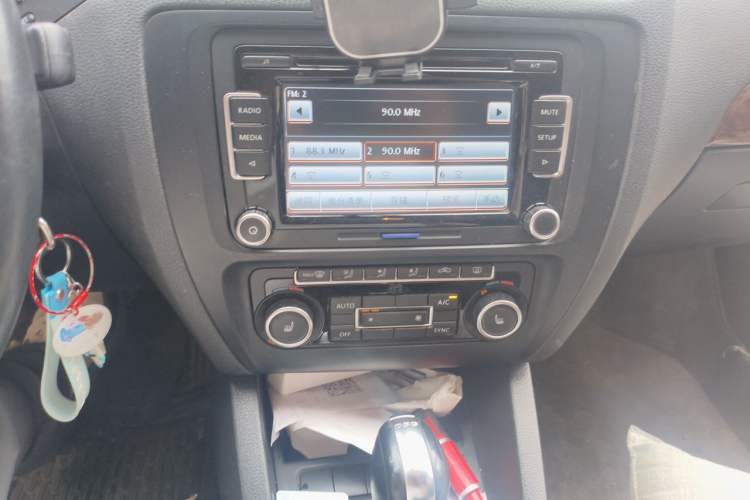 Used Volkswagen Sagitar 2014 1.4TSI Automatic Flagship Edition Audio And AC Panel