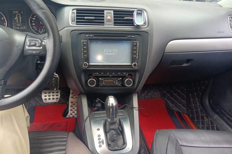 Used Volkswagen Sagitar 2014 Revised Version 1.4TSI Automatic Luxury Edition Audio And AC Panel
