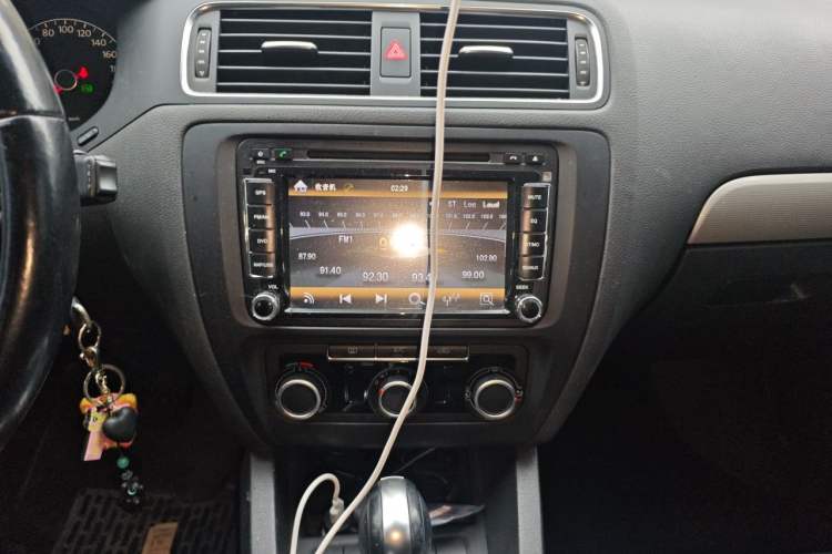 Used Volkswagen Sagitar 2014 1.6L Automatic Comfort Model Audio And AC Panel
