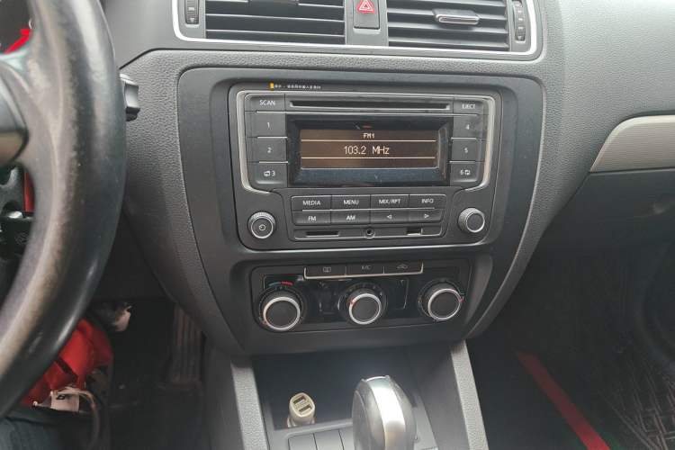 Used Volkswagen Sagitar 2014 Revised Version 1.6L Automatic Comfort Edition Audio And AC Panel