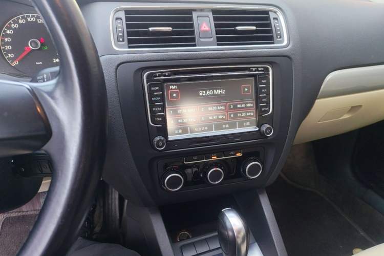 Used Volkswagen Sagitar 2014 Revised Version 1.6L Automatic Comfort Edition Audio And AC Panel