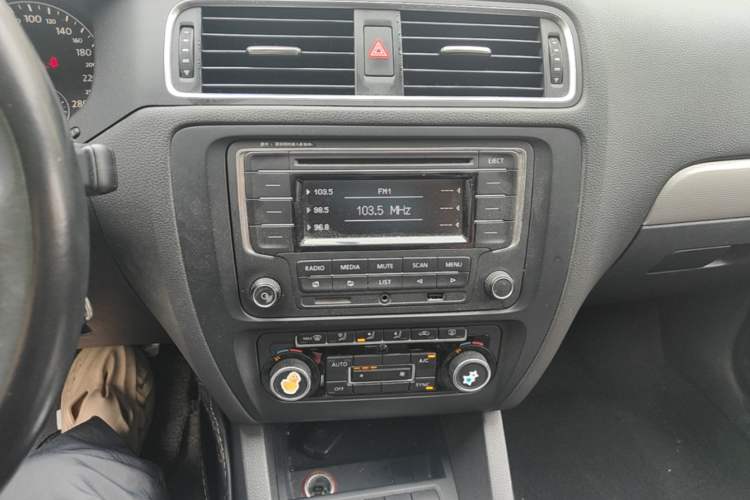 Used Volkswagen Sagitar 2014 Revised Version 1.4TSI Automatic Luxury Edition Audio And AC Panel