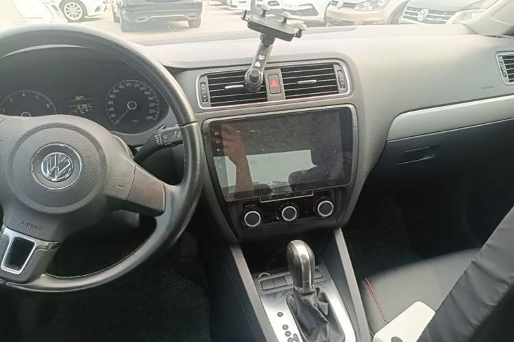 Used Volkswagen Sagitar 2014 Revised Version 1.6L Automatic Leading Edition Audio And AC Panel