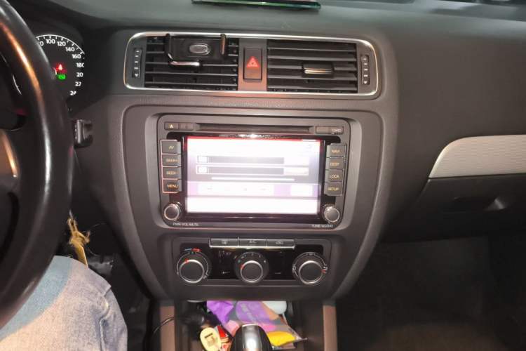 Used Volkswagen Sagitar 2014 Revised Version 1.6L Automatic Comfort Edition Audio And AC Panel