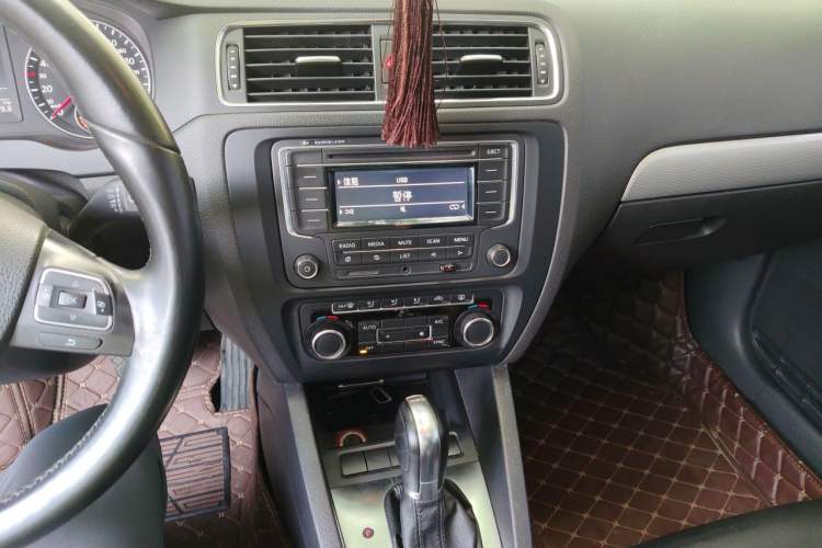 Used Volkswagen Sagitar 2014 1.4TSI Automatic Luxury Model Audio And AC Panel