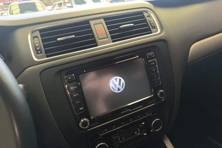 Used Volkswagen Sagitar 2014 Revised Version 1.4TSI Automatic Luxury Edition Audio And AC Panel