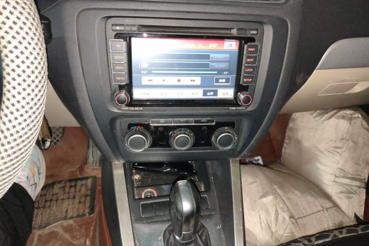 Used Volkswagen Sagitar 2014 1.6L Automatic Comfort Model Audio And AC Panel
