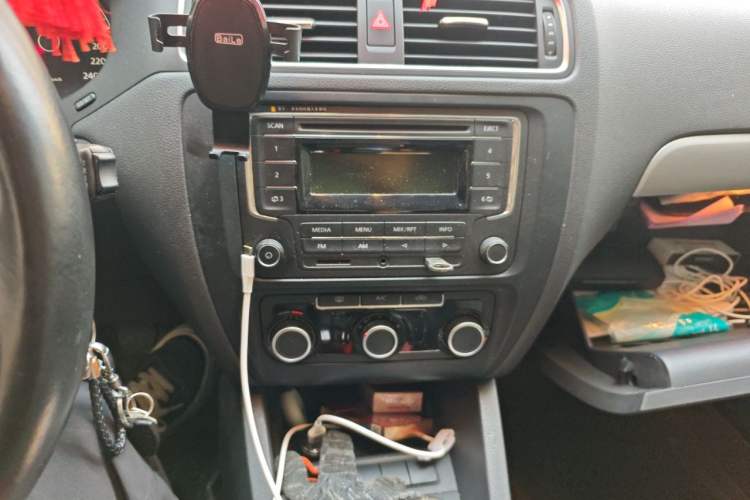 Used Volkswagen Sagitar 2014 1.6L Manual Comfort Model Audio And AC Panel