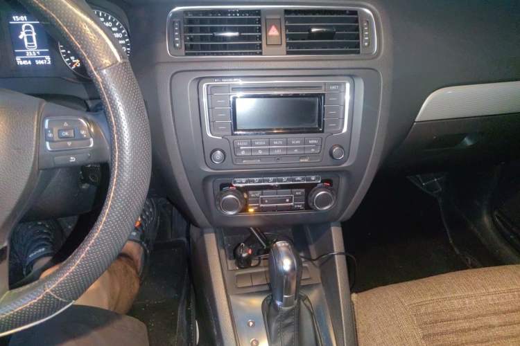Used Volkswagen Sagitar 2014 Revised Version 1.4TSI Automatic Luxury Edition Audio And AC Panel