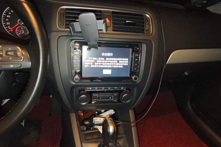 Used Volkswagen Sagitar 2014 Revised Version 1.4TSI Automatic Luxury Edition Audio And AC Panel