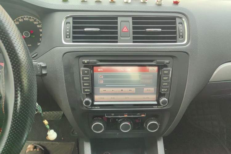 Used Volkswagen Sagitar 2014 1.6L Automatic Comfort Model Audio And AC Panel